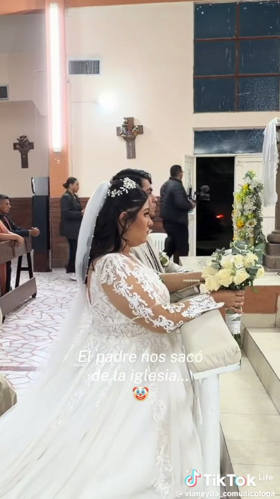 momento en que el sacerdote expulsa a fotógrafos en plena boda