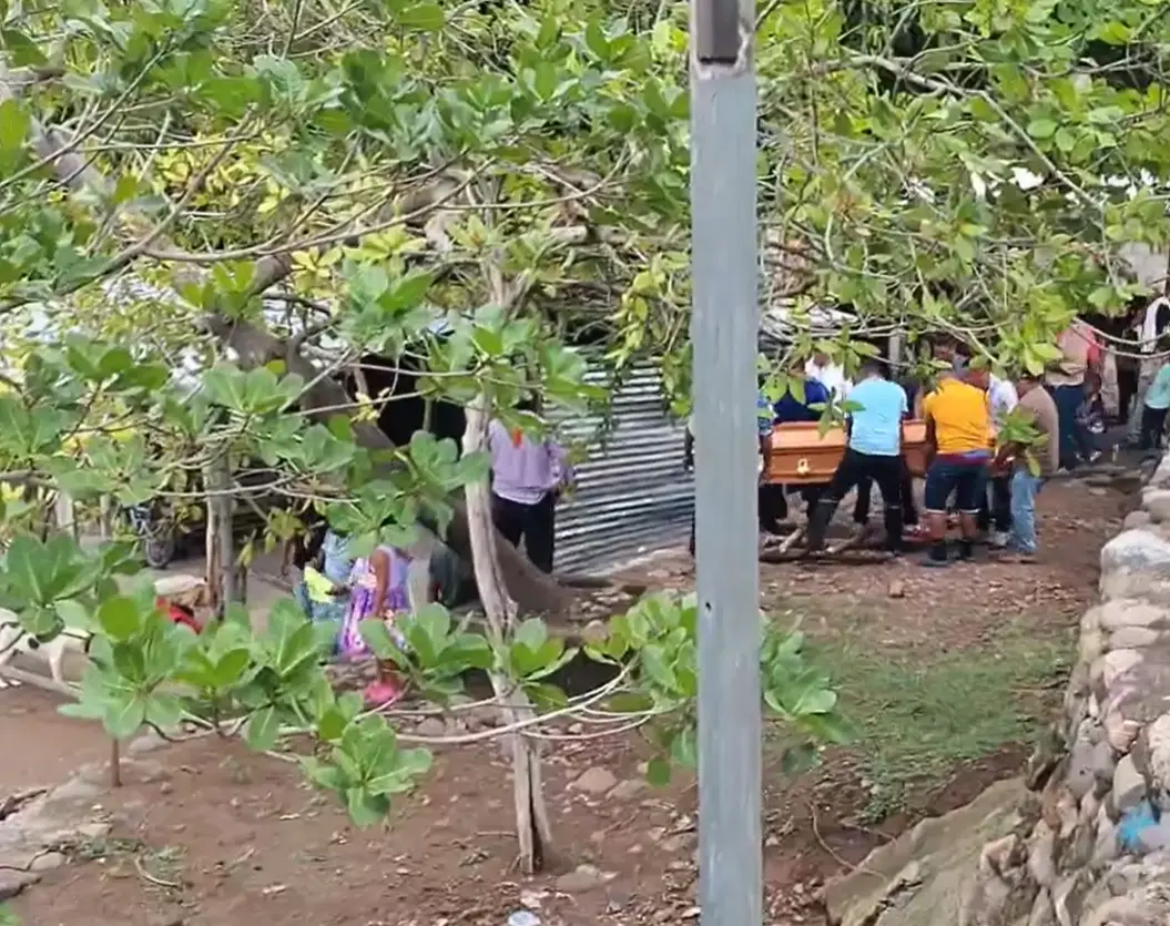 Momento en que entierran a joven que murió electrocutada en Pespire
