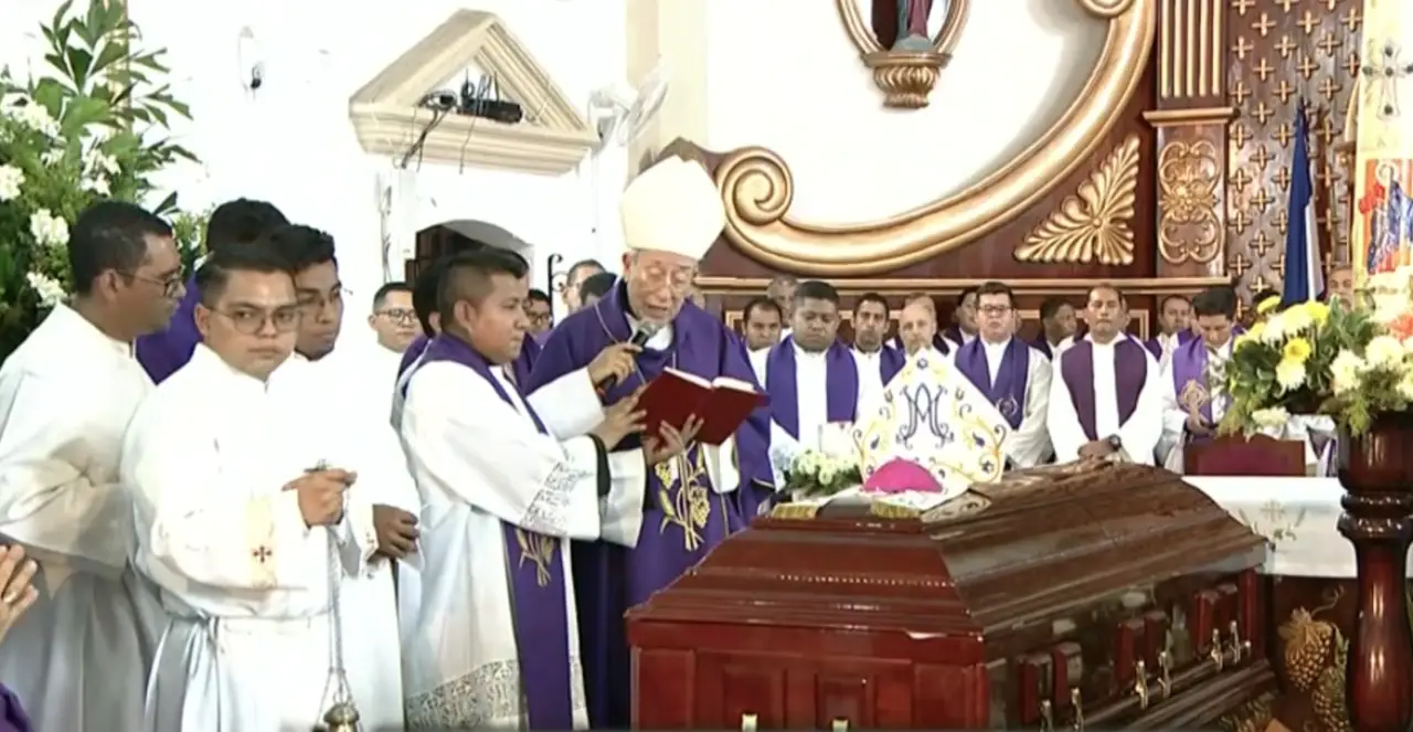 Cardenal hace oración previo a sepultura de monseñor Teodoro Gómez