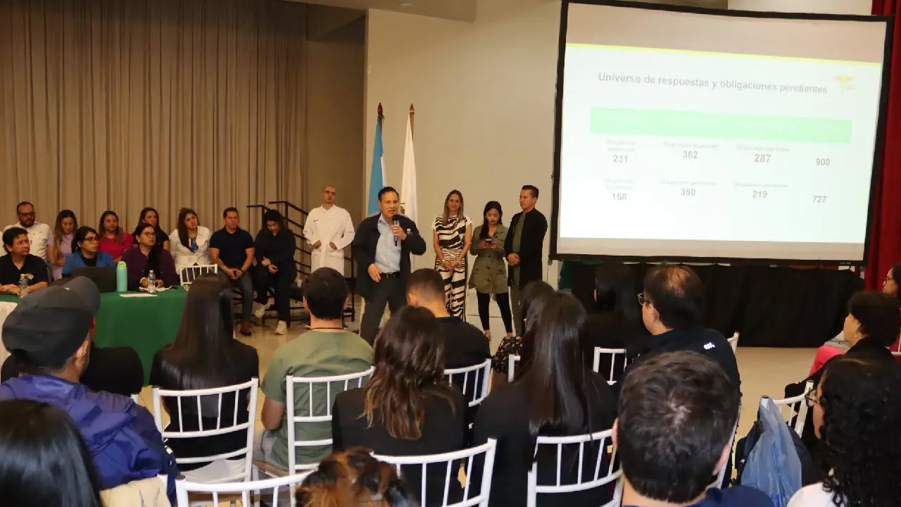 Reunión entre médicos y autoridades de Salud