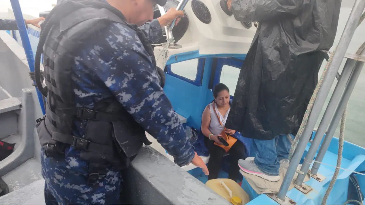 La imagen muestra a una de las personas rescatadas tras caída de helicóptero en el lago de Atitlán.