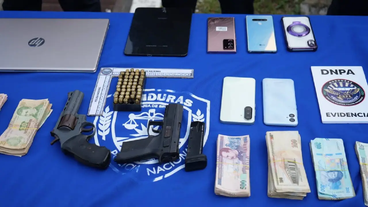 Armas, dinero y celulares decomisados por la DPI a la red colombiana