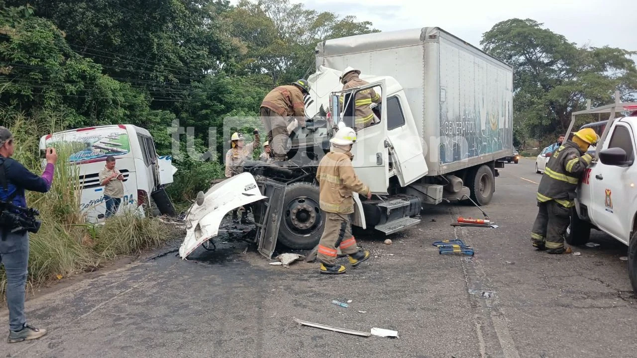 Un fallecido y varios heridos deja accidente entre bus y camión en El Progreso, Yoro Imagen de Un fallecido y varios heridos deja accidente entre bus y camión en El Progreso, Yoro