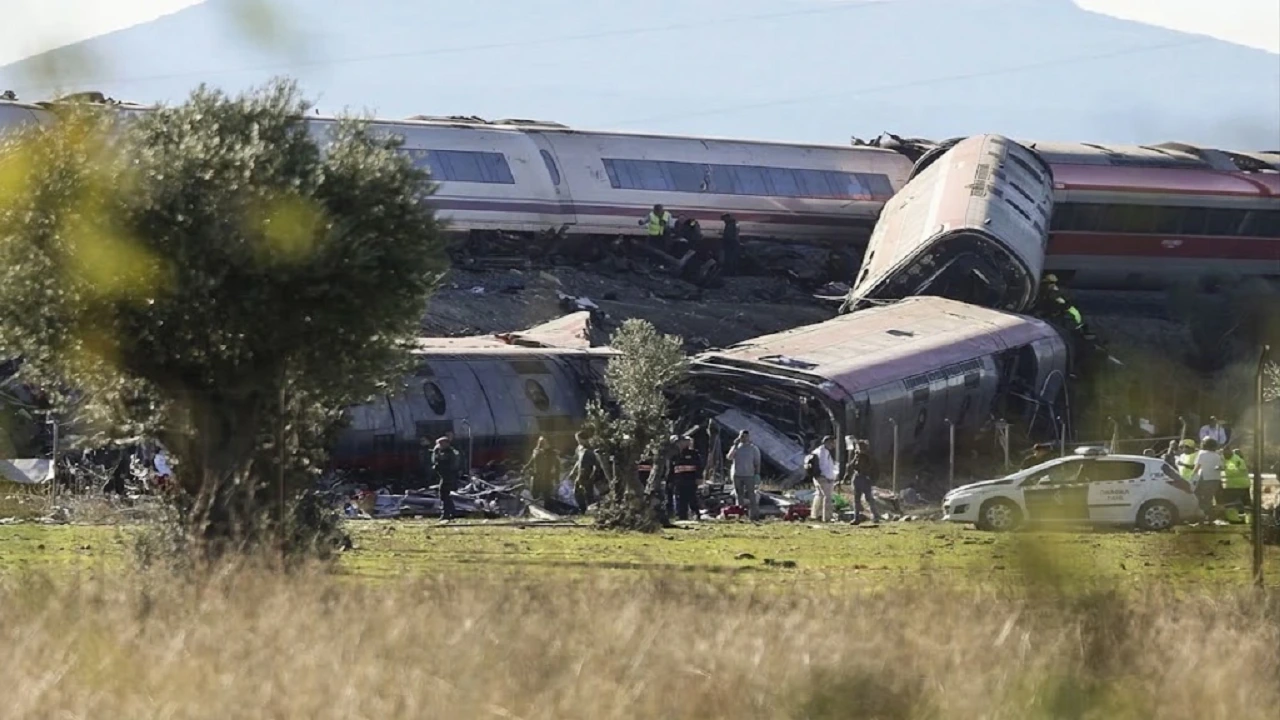 Imagen de Tragedia en España: decenas de muertos en choque de trenes