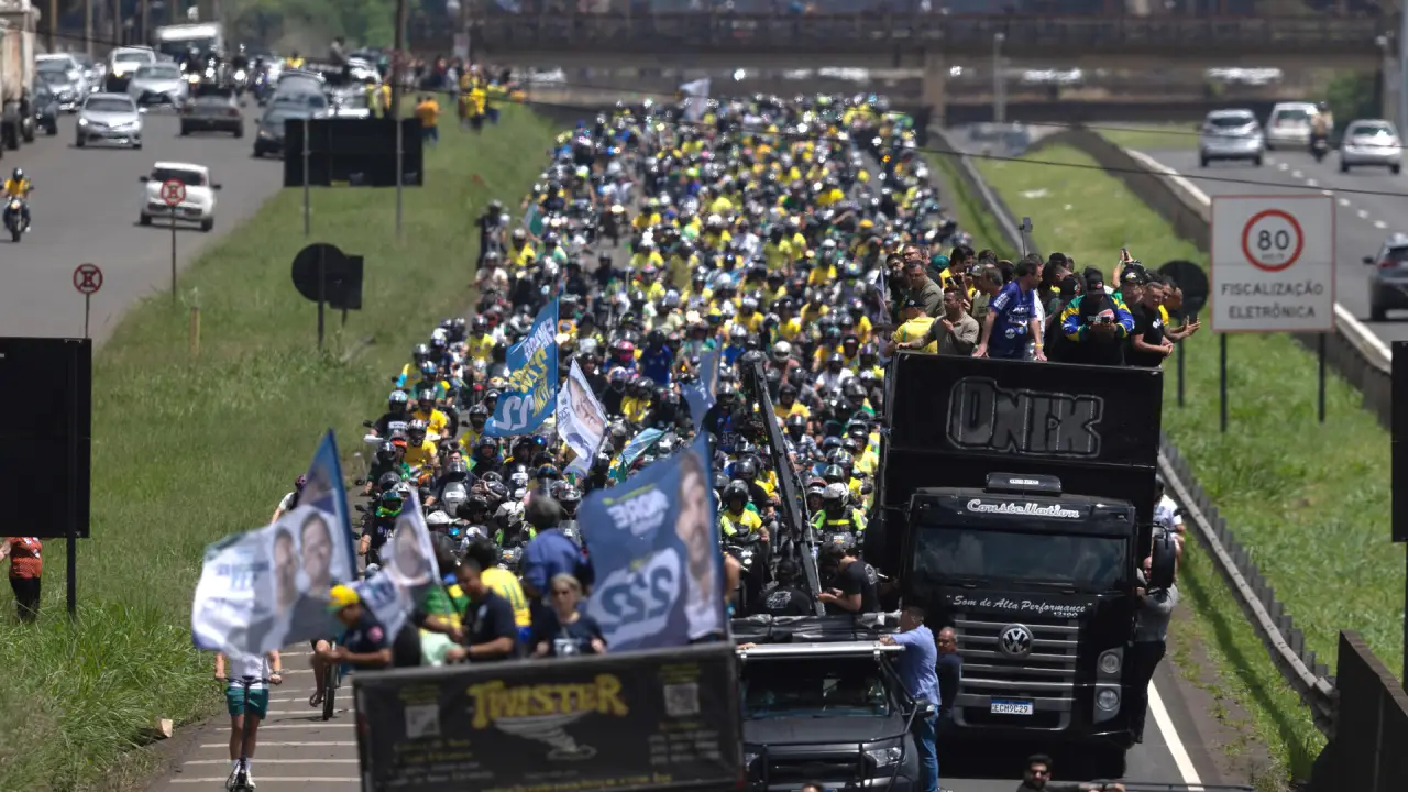 Lula y Bolsonaro se dan un baño de masas en São Paulo en la víspera a los comicios Imagen de Lula y Bolsonaro se dan un baño de masas en São Paulo en la víspera a los comicios