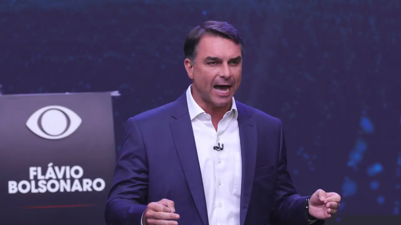 Flávio Bolsonaro llega a Miami tras huir de Brasil después de perder las elecciones Imagen de Flávio Bolsonaro llega a Miami tras huir de Brasil después de perder las elecciones