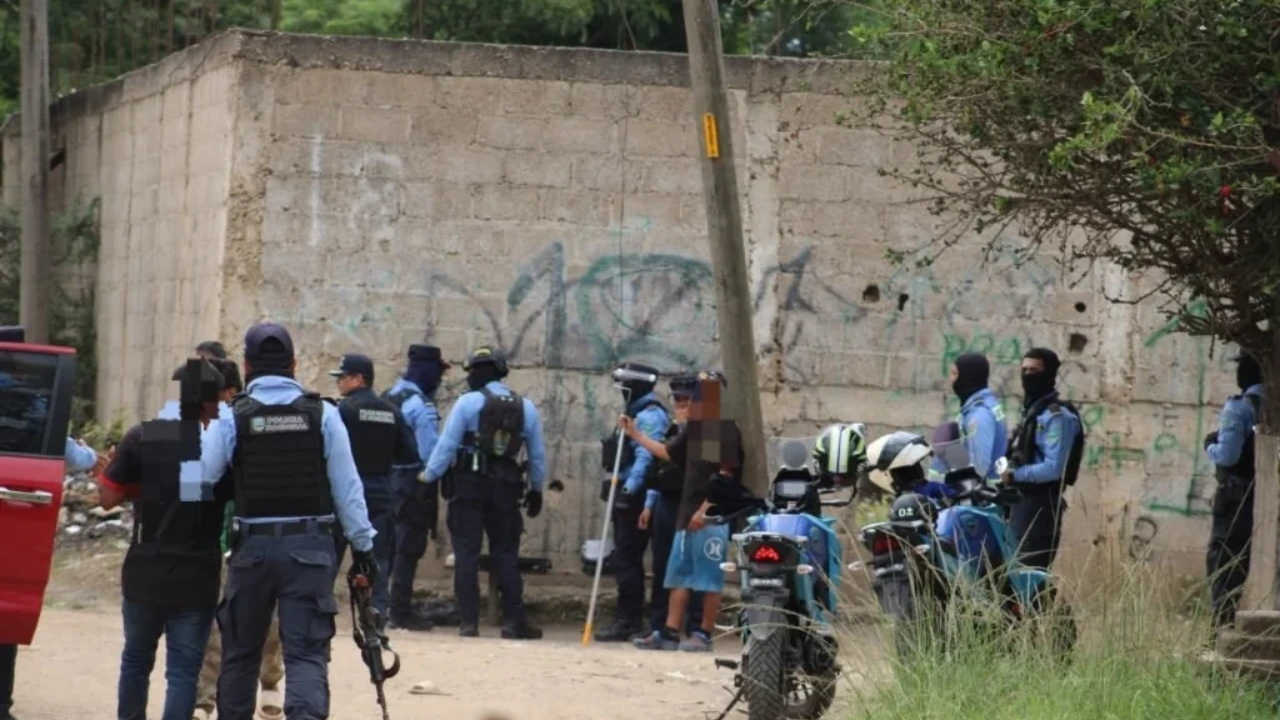 Policía comienza a eliminar marcas de maras bajo nueva ley penal Imagen de Policía comienza a eliminar marcas de maras bajo nueva ley penal