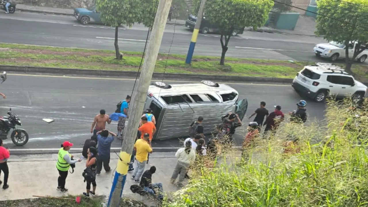 'Brujito' se da vuelta en El Carrizal y deja varios heridos: 'dio un montón de vueltas' Imagen de 'Brujito' se da vuelta en El Carrizal y deja varios heridos: 'dio un montón de vueltas'