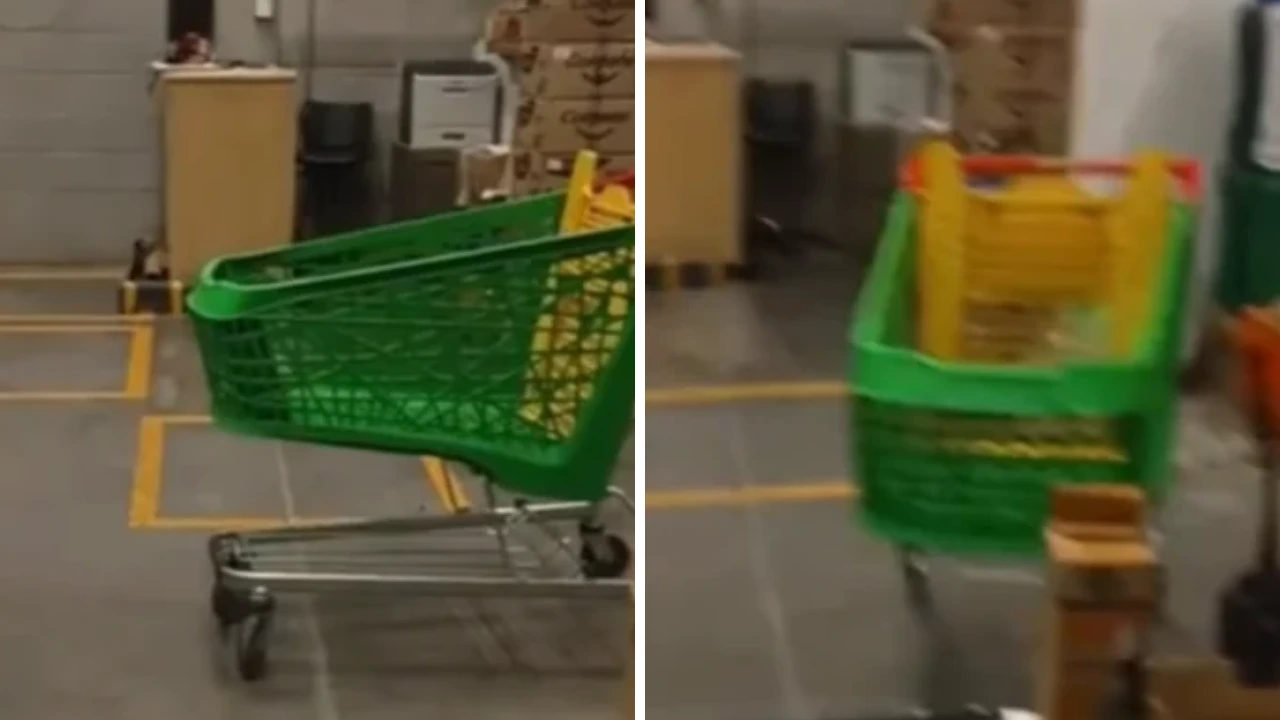 Guardia de supermercado graba como un carrito se mueve solo en la noche Imagen de Guardia de supermercado graba como un carrito se mueve solo en la noche