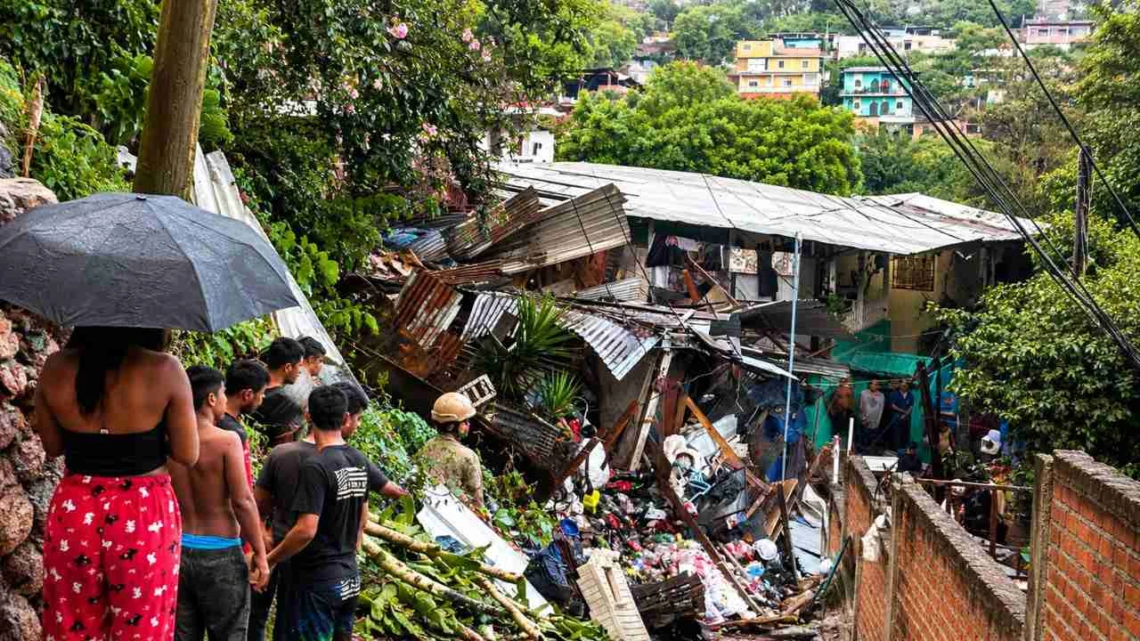 Rescatan a dos personas tras colapso de doce casas en Comayagüela Imagen de Rescatan a dos personas tras colapso de doce casas en Comayagüela