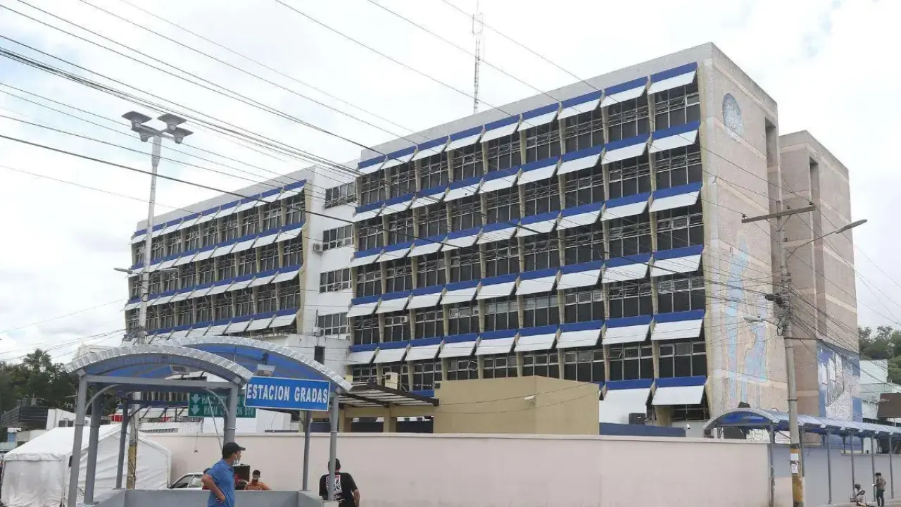 Imagen Principal de Nota: Hasta el próximo año darán citas en el Hospital Escuela, denuncian ciudadanos
