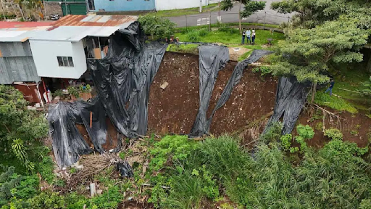 Bomberos alertan: hay más de 10 colonias en riesgo de deslizamientos e inundaciones Imagen de Bomberos alertan: hay más de 10 colonias en riesgo de deslizamientos e inundaciones