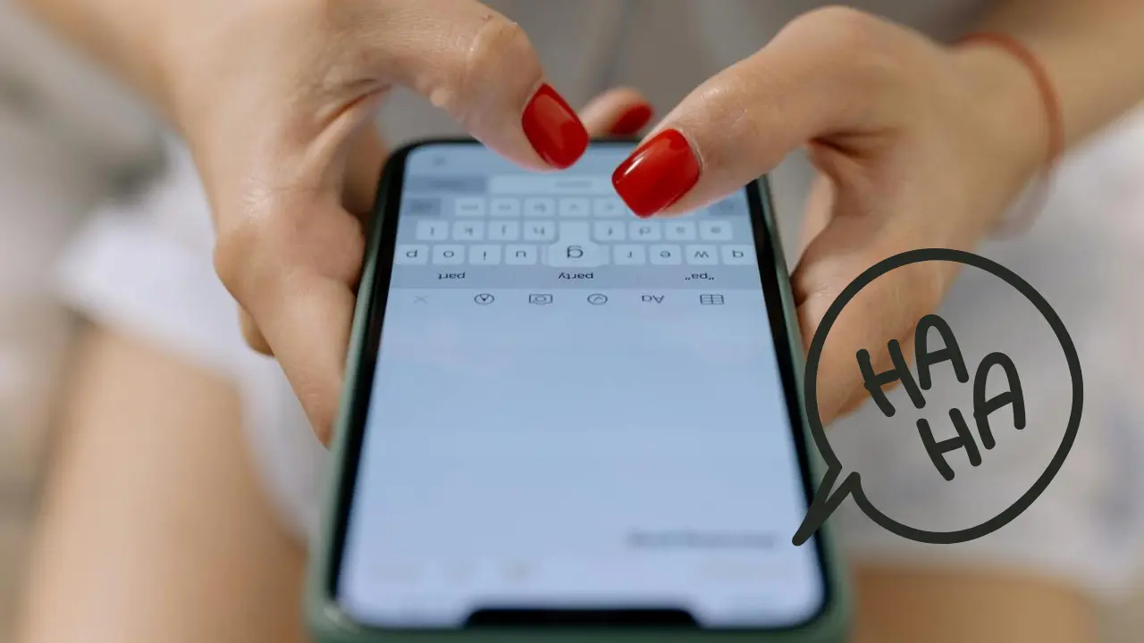 La RAE explica cómo escribir correctamente la risa en textos: no es ni 'jajaja' ni 'hahaha' Imagen de La RAE explica cómo escribir correctamente la risa en textos: no es ni 'jajaja' ni 'hahaha'