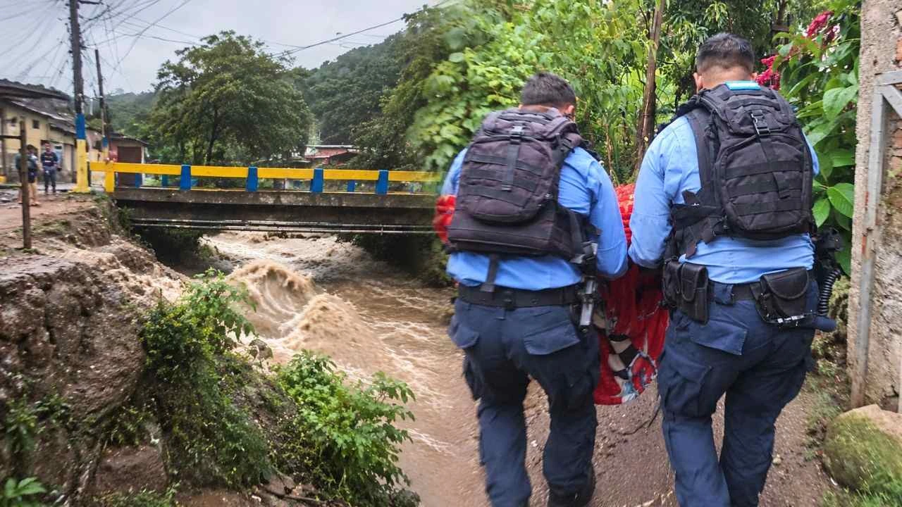 Rescatan con vida a dos menores arrastrados por corriente de agua en Tegucigalpa Imagen de Rescatan con vida a dos menores arrastrados por corriente de agua en Tegucigalpa