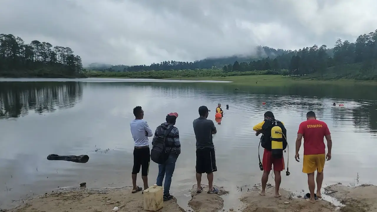 Joven desaparece tras entrar a refrescarse en la laguna San Julián de Danlí Imagen de Joven desaparece tras entrar a refrescarse en la laguna San Julián de Danlí