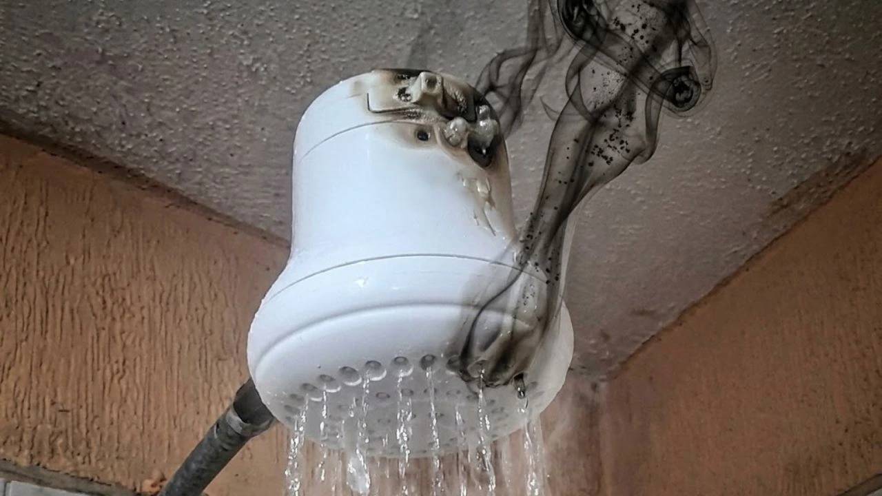 ¿Huele a plástico quemado al ducharte? Grave riesgo eléctrico: evítalo de esta forma Imagen de ¿Huele a plástico quemado al ducharte? Grave riesgo eléctrico: evítalo de esta forma