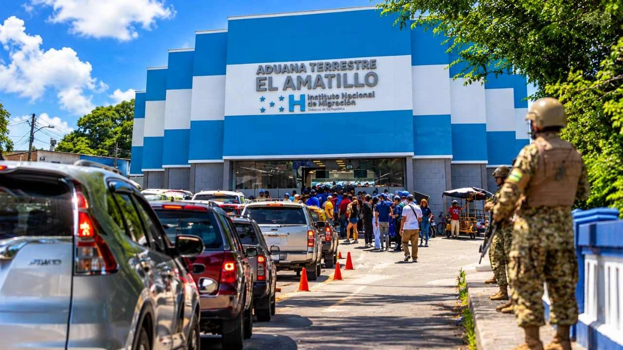 Imagen de El Amatillo se llena: miles llevan su Morazánica a El Salvador