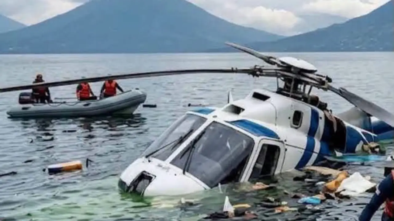 Imagen de Helicóptero cae al lago de Atitlán en Guatemala: captan el momento del accidente