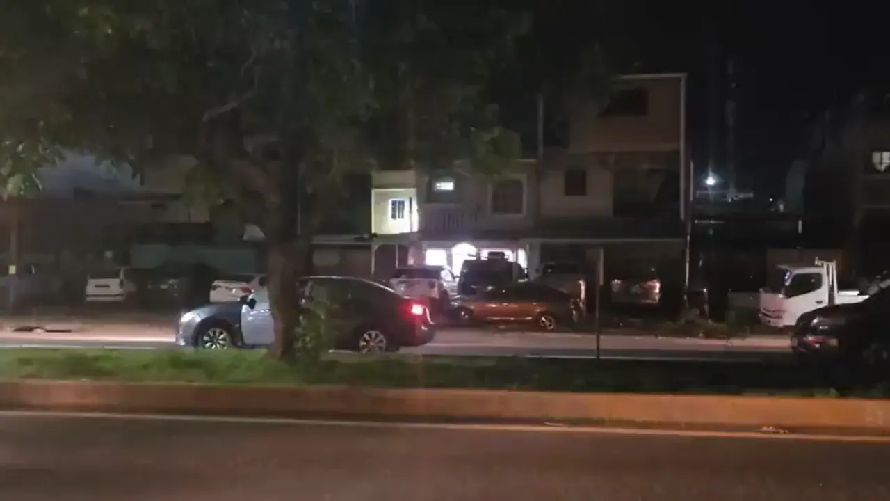 Dos vehículos arrollan a mujer en el bulevar FF. AA.; percance generó más accidentes Imagen de Dos vehículos arrollan a mujer en el bulevar FF. AA.; percance generó más accidentes