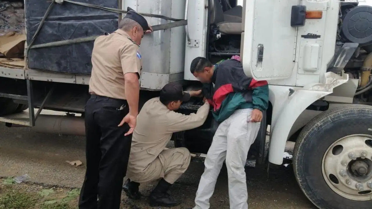 Hondureño queda atrapado en tanque de gasolina de un camión en Colón Imagen de Hondureño queda atrapado en tanque de gasolina de un camión en Colón