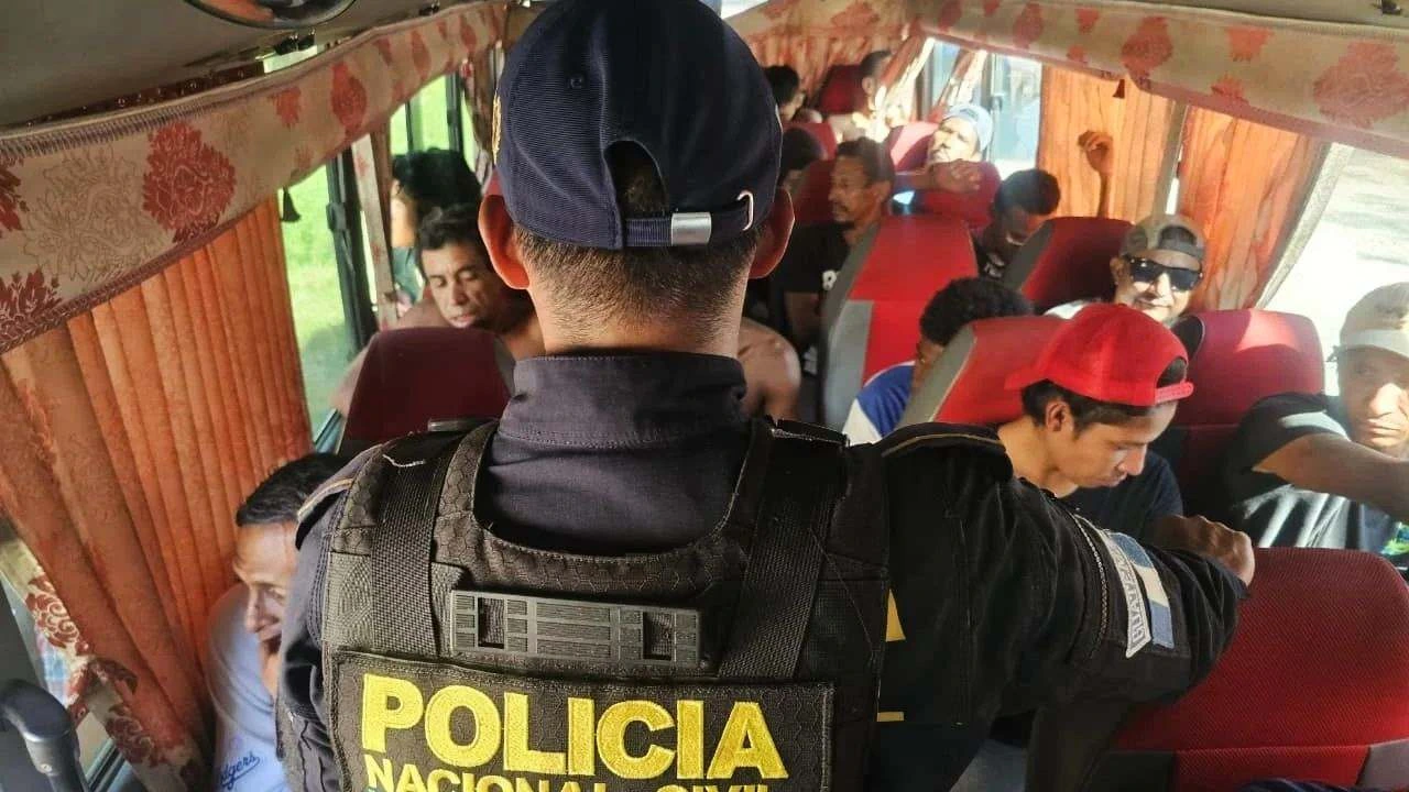 En semáforos y mercados: así encontraron a 21 hondureños en Petén, Guatemala Imagen de En semáforos y mercados: así encontraron a 21 hondureños en Petén, Guatemala