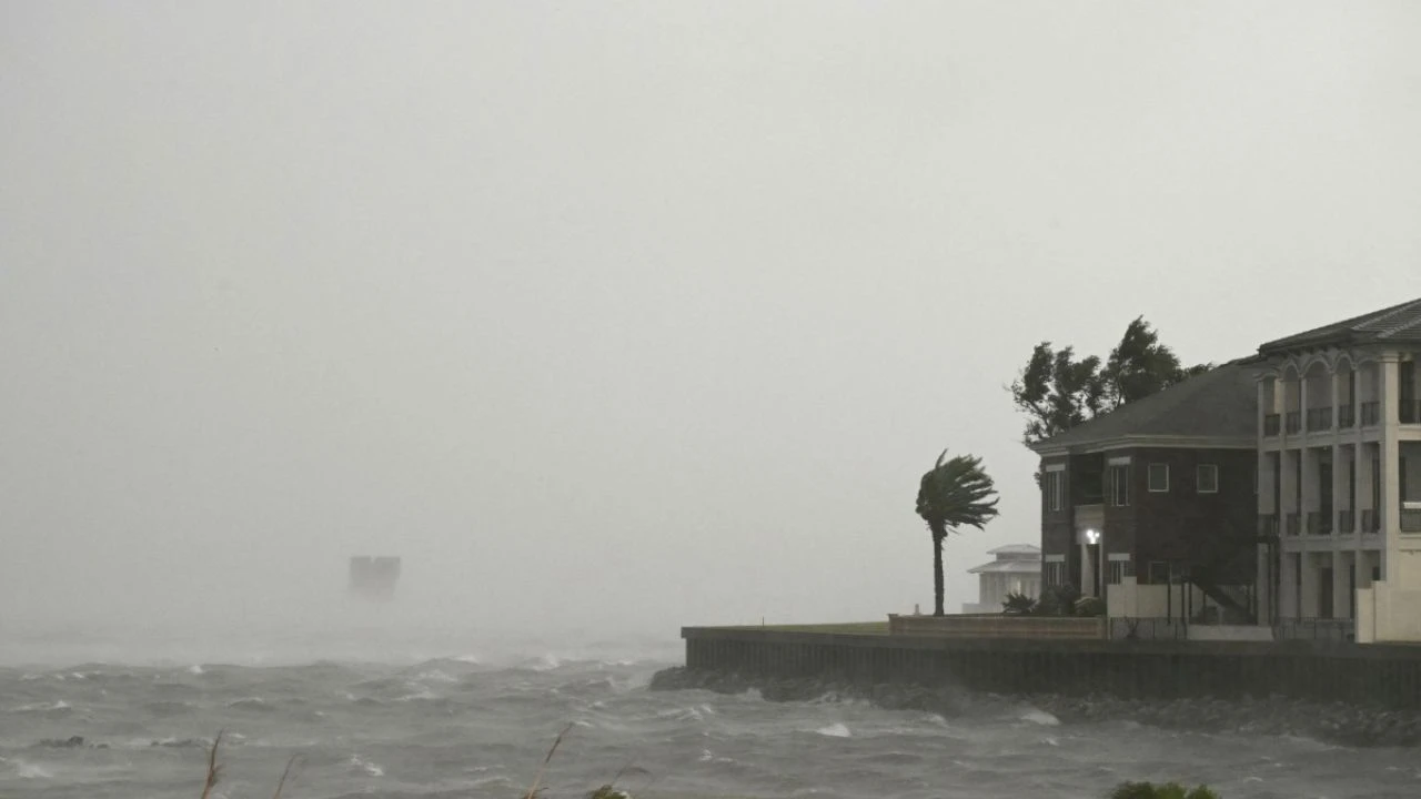 Huracán Isaías se degrada a ciclón postropical tras tocar tierra en EE. UU. Imagen de Huracán Isaías se degrada a ciclón postropical tras tocar tierra en EE. UU.