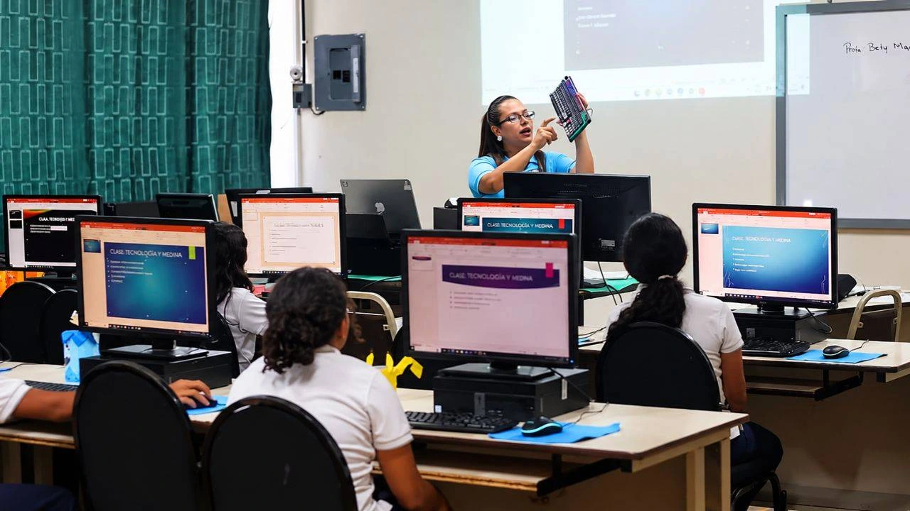 Honduras intenta conectar sus escuelas y apuesta por maestros con IA Imagen de Honduras intenta conectar sus escuelas y apuesta por maestros con IA