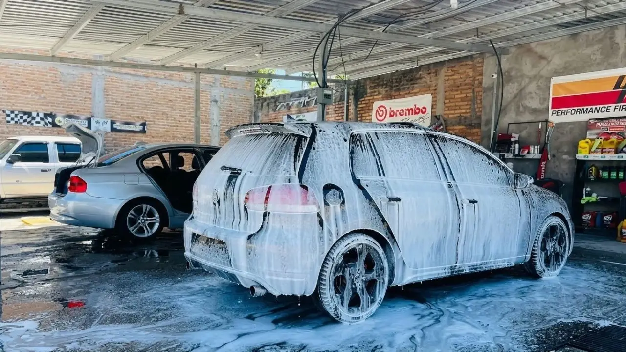 Imagen de ¿L1,800 por lavar un carro? Autoridades inspeccionan car wash en Tegucigalpa