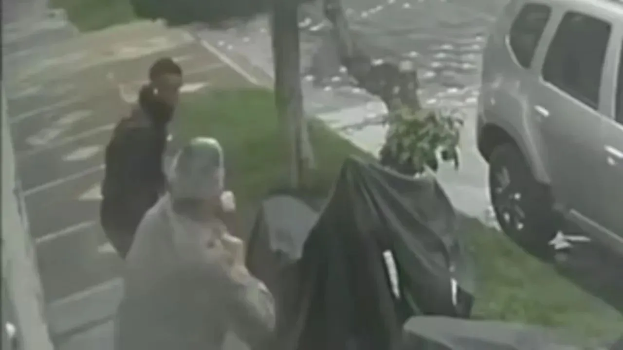 Video: Hombre enfrenta a delincuente tras fallar intento de asalto Imagen de Video: Hombre enfrenta a delincuente tras fallar intento de asalto
