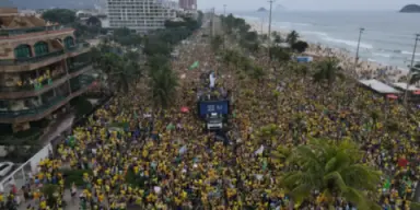 Imagen de Lula y Flávio Bolsonaro cierran campañas con actos masivos y empatados en los sondeos