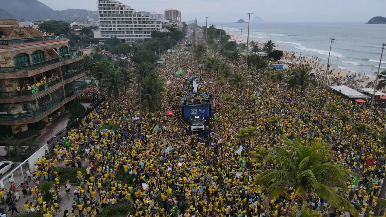 Lula y Flávio Bolsonaro cierran campañas con actos masivos y empatados en los sondeos Imagen de Lula y Flávio Bolsonaro cierran campañas con actos masivos y empatados en los sondeos