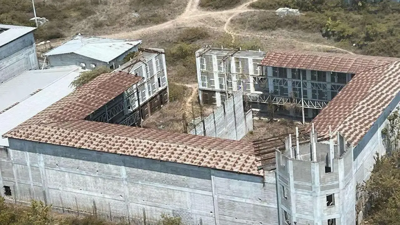 Cecot en Honduras: sería en Naco, con 23 horas de encierro y cero visitas Imagen de Cecot en Honduras: sería en Naco, con 23 horas de encierro y cero visitas