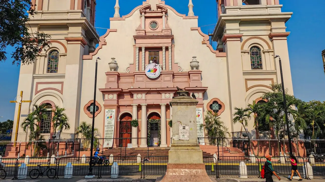Iba para la iglesia: mujer de 88 años se desploma frente a la catedral en San Pedro Sula Imagen de Iba para la iglesia: mujer de 88 años se desploma frente a la catedral en San Pedro Sula