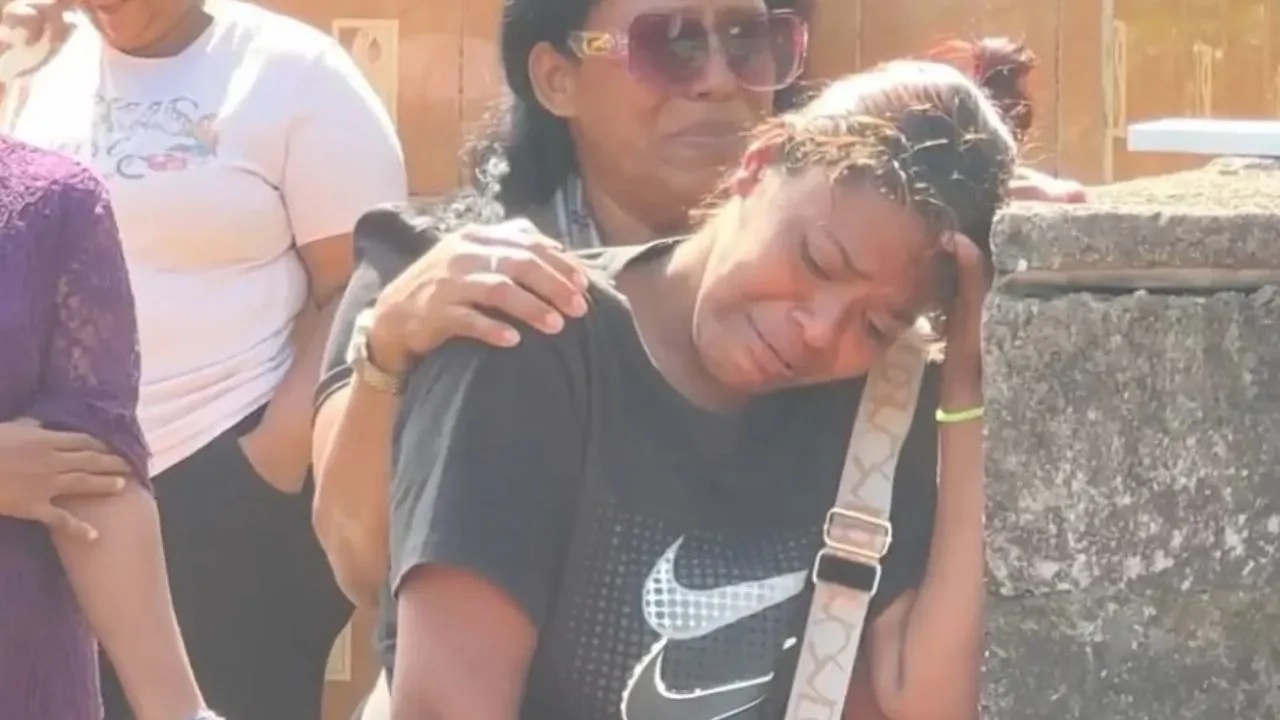 Imagen Principal de Nota: Entre lágrimas, despiden a niña que murió en brazos de su madre
