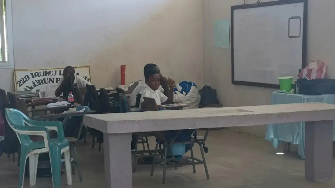 Inician gestiones para terminar escuela de niños que reciben clases en una funeraria Imagen de Inician gestiones para terminar escuela de niños que reciben clases en una funeraria