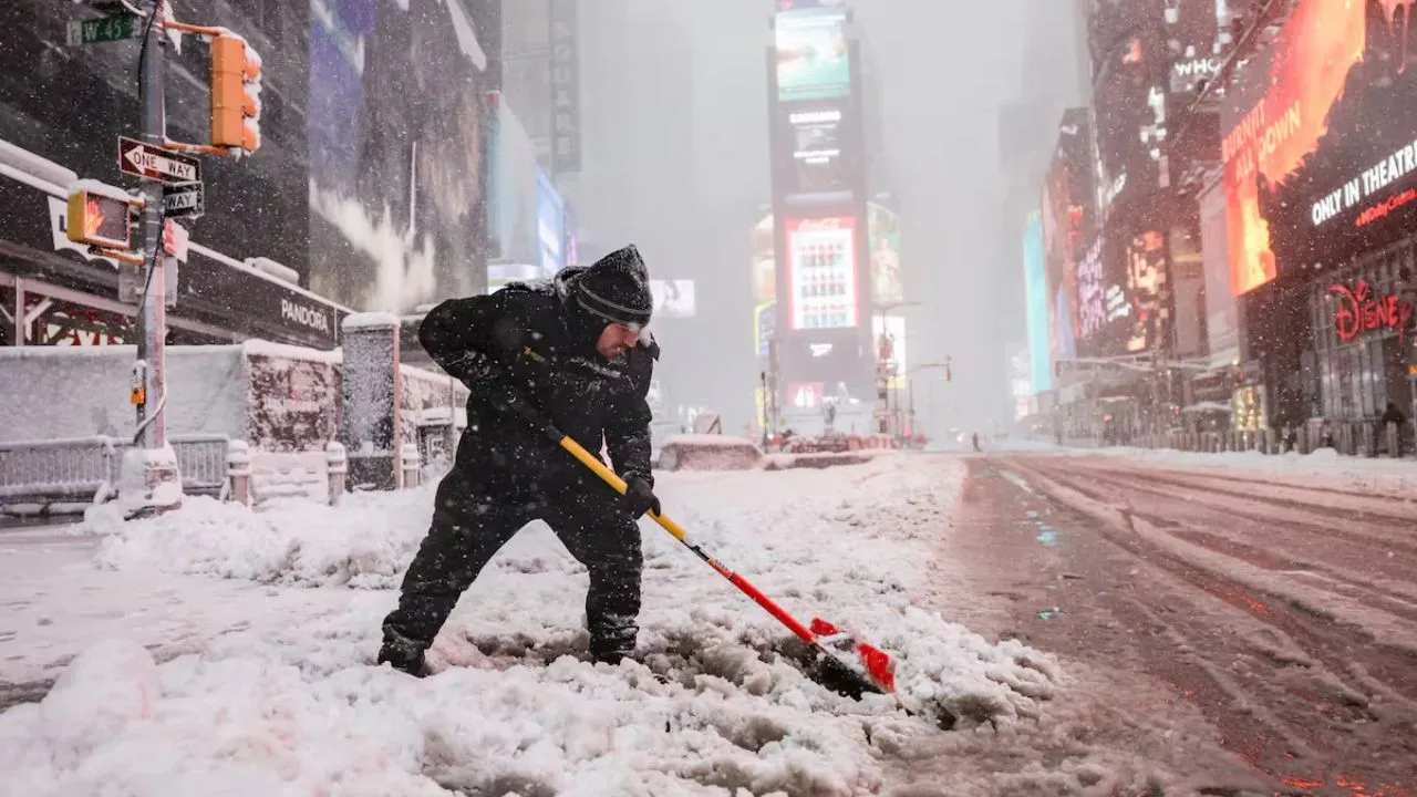 Nueva York ofrece empleo para retirar nieve y pagará hasta $45 por hora Imagen de Nueva York ofrece empleo para retirar nieve y pagará hasta $45 por hora