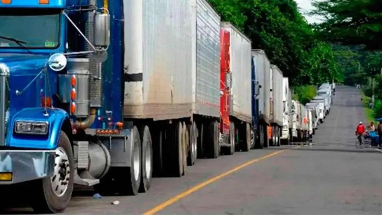 Transportistas lanzan ultimátum al Gobierno por crisis de combustibles Imagen de Transportistas lanzan ultimátum al Gobierno por crisis de combustibles