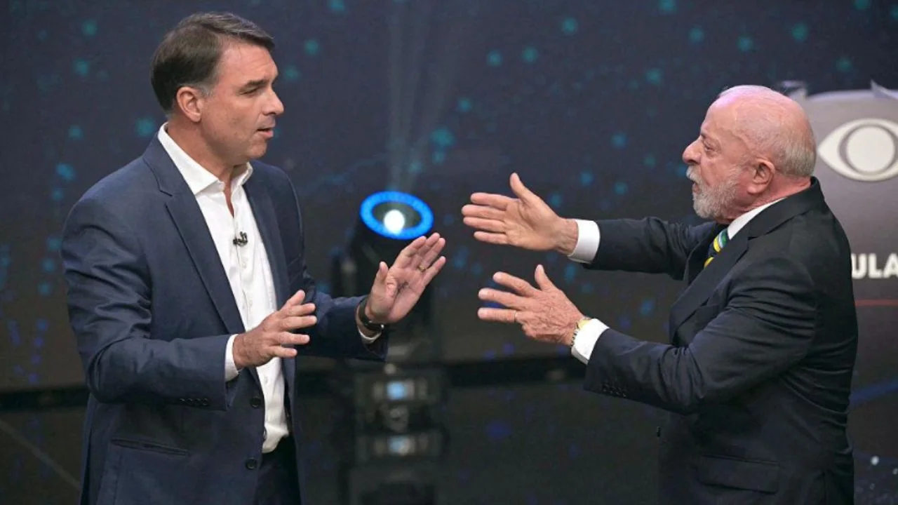 'Nueve dedos': la polémica frase de Bolsonaro a Lula en el último debate presidencial Imagen de 'Nueve dedos': la polémica frase de Bolsonaro a Lula en el último debate presidencial
