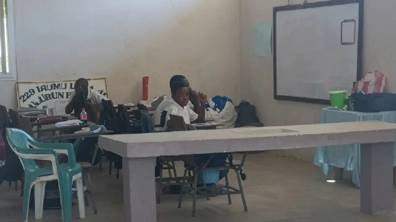 Estudiantes reciben clases en una funeraria en Colón: 'Cuando hay muerto no podemos venir' Imagen de Estudiantes reciben clases en una funeraria en Colón: 'Cuando hay muerto no podemos venir'