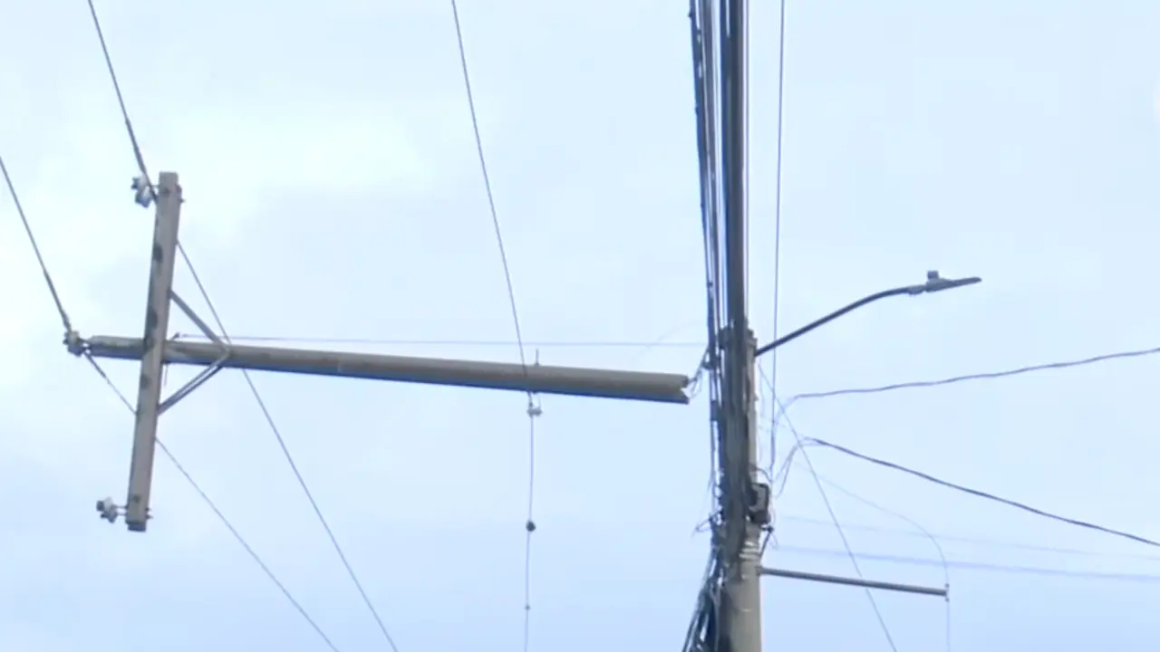 Imagen Principal de Nota: Unas 5 colonias están sin energía por caída de poste en el anillo periférico