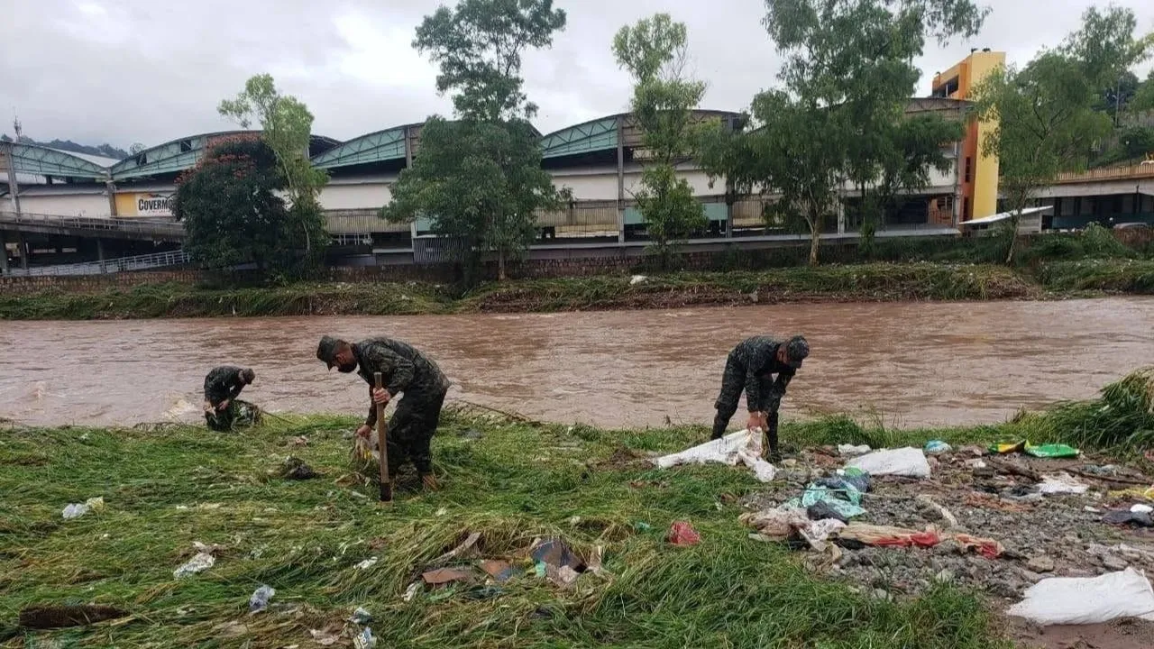 Multas de hasta L5,000 por tirar basura y escombros al río Choluteca Imagen de Multas de hasta L5,000 por tirar basura y escombros al río Choluteca