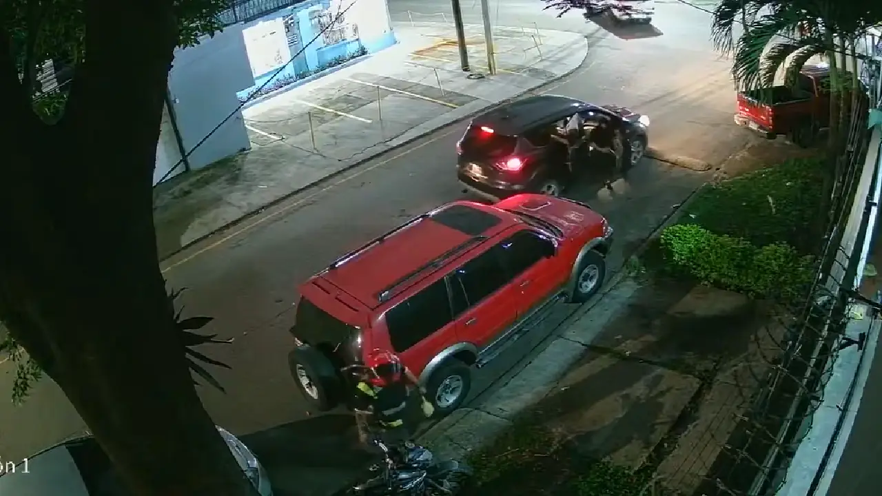 Imagen Principal de Nota: 'Vaya loco, apúrate': delincuentes roban moto a joven en calle de San Pedro Sula