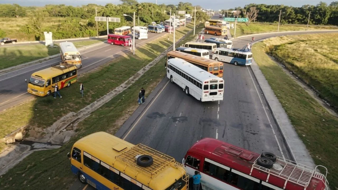 Sector transporte anuncia paro a partir del 2 de octubre Imagen de Sector transporte anuncia paro a partir del 2 de octubre