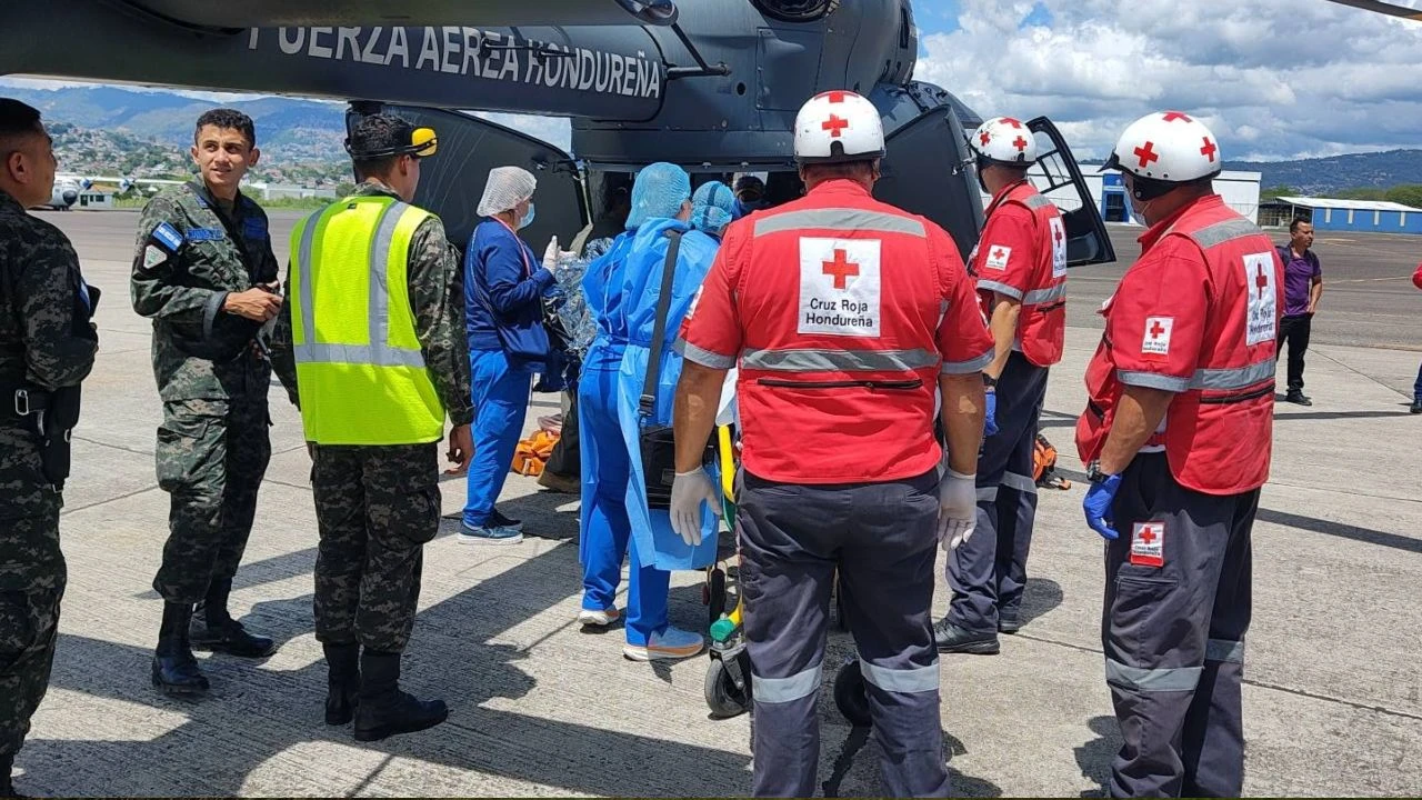 Imagen Principal de Nota: Trasladan a EE.UU. a menor que sufrió quemaduras tras explosión de cohetería en Copán