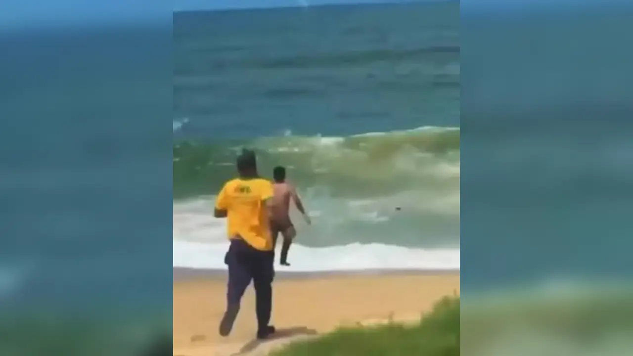 Vendedor de naranjas abandona su puesto para salvar a menor en una playa Imagen de Vendedor de naranjas abandona su puesto para salvar a menor en una playa