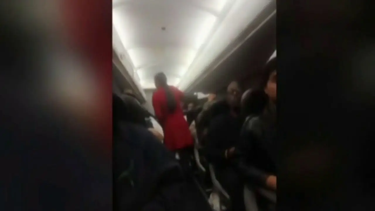 Imagen Principal de Nota: Video: Pasajeros viven momentos de pánico tras fuerte turbulencia durante un vuelo