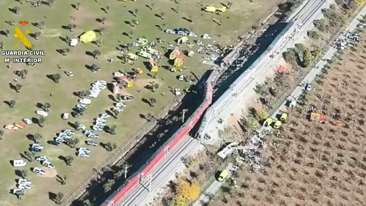 VIDEOS: Suben a más de 60 los muertos tras impacto de trenes en Toledo, España Imagen de VIDEOS: Suben a más de 60 los muertos tras impacto de trenes en Toledo, España
