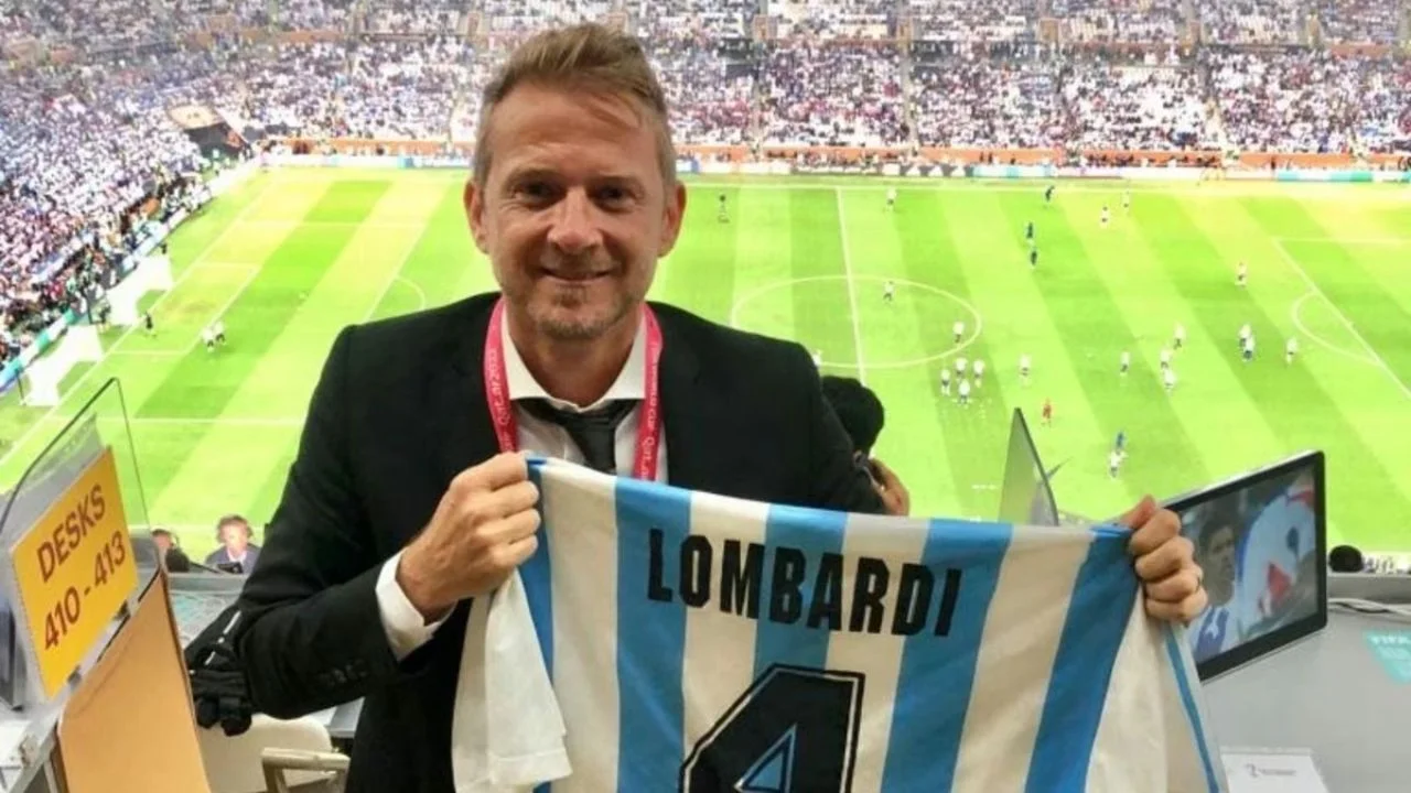 Gustavo Lombardi en un estadio de fútbol