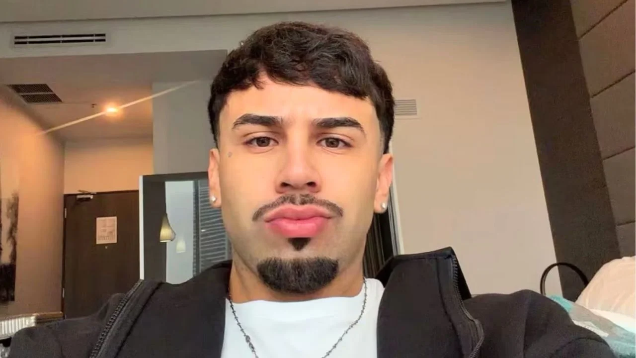 Edwin Mendoza vestido de negro y blanco