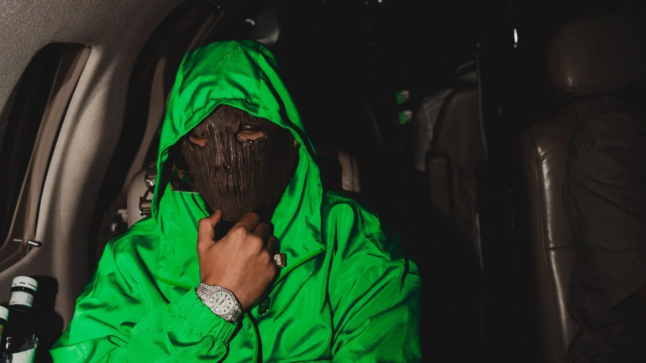 Fotografía de Yolamascara con un hoodie verde